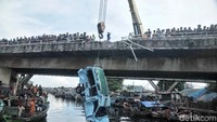 Proses evakuasi menggunakan crane.