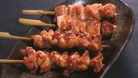Hanya 30 menit dari Tokyo, Anda bisa menyambangi Kawagoe di Pulai Honshu. Selain menikmati kuil peninggalan era Edo, ciciplah yakitori di sini. Kabarnya buatan Toraya paling enak lho! Foto: JNTO