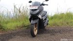 Membawa Yamaha Nmax, Suzuki GSX-S 150, dan CRF250Rally ke Puncak
