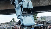 Penyebab kecelakaan itu diduga karena sopir mengantuk.