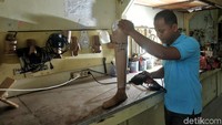 Butuh ketekunan dan ketelitian untuk dapat mengejakan kaki dan tangan palsu.