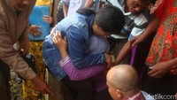 Nurhamdan (29), satu dari tiga anak yang selama ini tidak pernah bertemu menyambutnya dengan pelukan serta berusaha membasuh kaki ibunya.