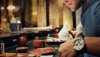 Aktor ganteng kelahiran Depok, tahun 1993 ini mengawali karirnya sebagai seorang model dan merambah ke dunia sinetron. Ini pose kerennya ketika makan malam di restoran mewah. Foto: Instagram @ammarzoni