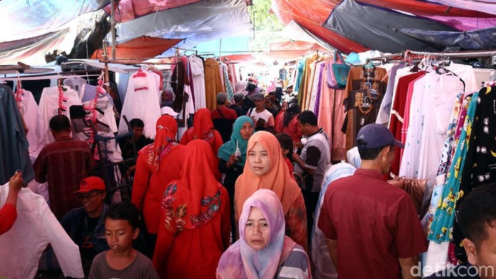 Di Tanah Abang, Jakarta Pusat, ada pasar yang hanya buka setiap Senin dan Kamis. Pasar yang terletak di belakang Blok G itu dikenal dengan nama Pasar Tasik.