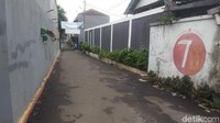 Lokasi prank pocong yang dilakukan Youtuber Erlanggs ternyata ada di Gang H Beden, RT 10 RW 02, Kelurahan Pondok Labu, Jakarta Selatan. Suasana di gang ini cukup sepi. Hanya ada beberapa warga yang melintas. Lokasinya dekat dengan sebuah akademi keperawatan. (Foto: Zunita/detikcom)