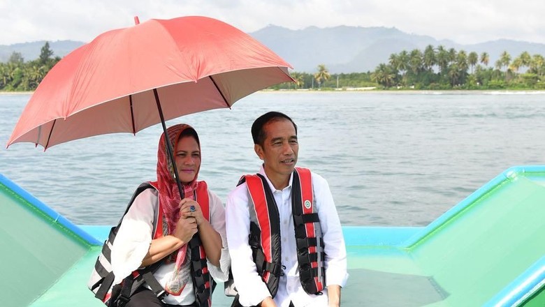 Saat Iriana Mengaku Cemburu Lihat Jokowi Dipeluk Wanita Lain Saat Iriana Mengaku Cemburu Lihat Jokowi Dipeluk Wanita Lain