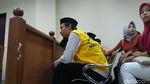 Foto: Ekspresi Lesu Terdakwa Penelanjangan Sejoli Hadapi Vonis