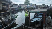 Polisi memantau proses evakuasi.