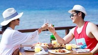 Ia mengunjungi Maldives bersama sang suami dalam rangka bulan madu. Begini pose Dewi dan Angga Wijaya saat sarapan bersama.Foto: Instagram dewiperssikreal
