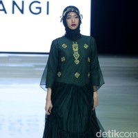 Rancangan busana muslim terbaru Dian Pelangi bertema Andewi di Indonesia Fashion Week 2018, Jakarta Convetion Center, Jakarta, Sabtu [31/3/2018]. [Foto: Mohammad Abduh/Wolipop]