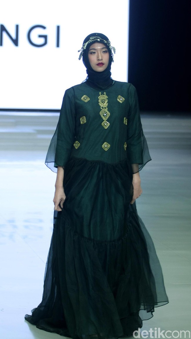 Rancangan busana muslim terbaru Dian Pelangi bertema Andewi di Indonesia Fashion Week 2018, Jakarta Convetion Center, Jakarta, Sabtu [31/3/2018]. [Foto: Mohammad Abduh/Wolipop]