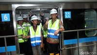 Anies dan putranya berpose di pintu kereta.