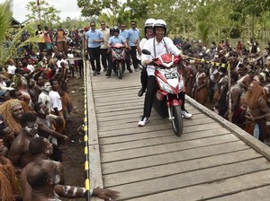 Ini Motor Listrik yang Dipakai Jokowi di Asmat