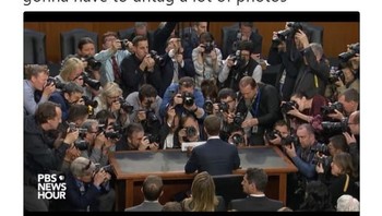 Zuck terancam ditag banyak orang karena diserbu fotografer. Kalau begini, notifikasi di ponsel Zuck bisa bunyi terus ya. (Foto: Twitter)