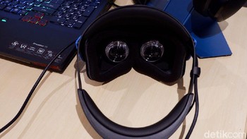 kita tidak perlu memasang sensor khusus untuk menggunakan Acer Windows Mixed Reality. Cukup mengoneksikan ke komputer dengan memakai kabel HDMI atau USB. (Foto: detikINET/Adi Fida Rahman)