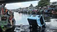Menurut warga kecelakaan tersebut terjadi sekitar jam 01.00 dini hari.
