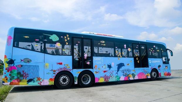 Bus TransJakarta berstiker satwa