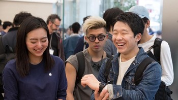 Bagian depannya berdinding kaca, jadi terlihat transparan. Foto: Apple