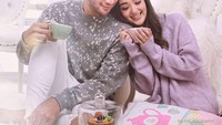Bersama dengan sang kekasih, Ranty Maria. Ammar kerap membagikan momen kebersamaan mereka ketika ngopi dan makan bersama. Tatapannya Ammar, bikin meleleh, ya? Foto: Instagram @ammarzoni