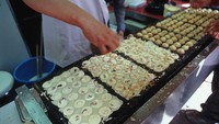 Satu lagi wilayah di Jepang yang patut disambangi foodies, Takamatsu di Pulau Shikoku. Ada takoyaki enak berisi gurita di kota ini. Nyam nyamm! Foto: JNTO