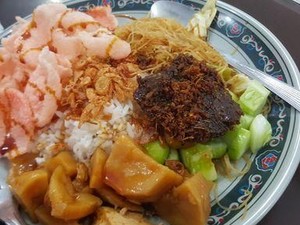 Mampir ke Kawasan Pasar Lama, Jangan Lupa Cicip 5 Makanan Ini