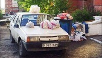 Mobil dipenuhi tumpukan sampah plastik karena parkir sembarangan. Foto: Turbo ROTFL