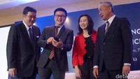 Yoshiki Watanabe (Wakil Presiden Direktur), Lynn Ramli (CEO BAF), A Lung Ng (Direktur BAF), dan Toshiyuki Kojima - Wakil dari Pemegang Saham- Mitsui berbincang usai RUPS di Jakarta.