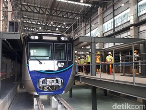 Anies Cek 12 Gerbong MRT di Depo Lebak Bulus
