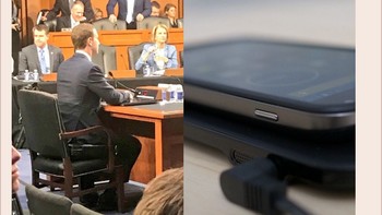 Bahkan ia juga didudukkan di atas wireless charging agar baterainya tidak habis. Pada kenyataannya, kursi Zuck memang ditambah dengan semacam bantal tebal. (Foto: Twitter)