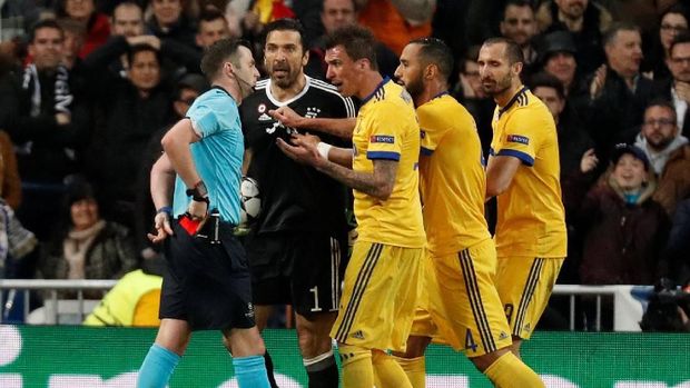 Gianluigi Buffon mendapat kartu merah dari wasit Michael Oliver.