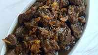  Semur daging sapi buatan @xanderskitchen ini terlihat enak dengan kuah yang sedikit kental. Cara pembuatan semur daging ini menurutnya sangat mudah. Namun ia menyebut kalau beda yang masak pasti hasil rasa sajiannya juga akan berbeda. Foto: Istimewa