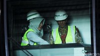Anies sempat meninjau ruang masinis.