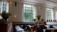 Interiornya bernuansa klasik, dihiasi dengan jendela besar, dan bunga matahari berwarna kuning cerah yang menambah kesan elegan dari Eleven Madison Park. Foto: Istimewa