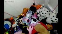 Peristiwa ini terjadi di Brisbane, Australia pada Selasa (10/4) lalu. Seperti dilansir abc.net.au, Kamis (12/4/2018), ular itu awalnya terlihat di pinggir jendela lalu jatuh ke kotak penuh mainan yang ada di dekat jendela.