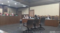 Saksi ditanya JPU (jaksa penuntut umum), bagaimana keadaan lukanya, katanya melihat televisi. Di mana saya selalu diejek JPU seperti bakpao. Ini adalah bakpao, kalau mengatakan sepiring ini. Anda tahu bakpao ini? Dimaksud bakpao apa? kata Fredrich pada saksi yaitu Kepala Bidang Pelayanan Medis RS Medika Permata Hijau dr Francia Anggreni dalam sidang lanjutan.