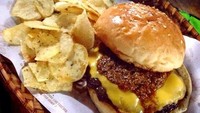 Bandung Rendang Burger. Gimana nih rasa burger rendang yang dimakan oleh Nino? Jadi penasaran ingin coba. Foto: Instagram @ninokayam
