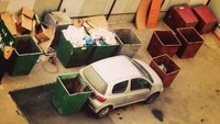 Biar kapok, di bagian dan belakang mobil dihalangi oleh bak sampah. Foto: Turbo ROTFL