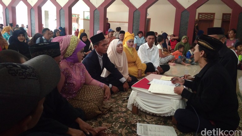 Kisah Cinta Tukang Becak di Cirebon yang Ikut Nikah Massal Kisah Cinta Tukang Becak di Cirebon yang Ikut Nikah Massal