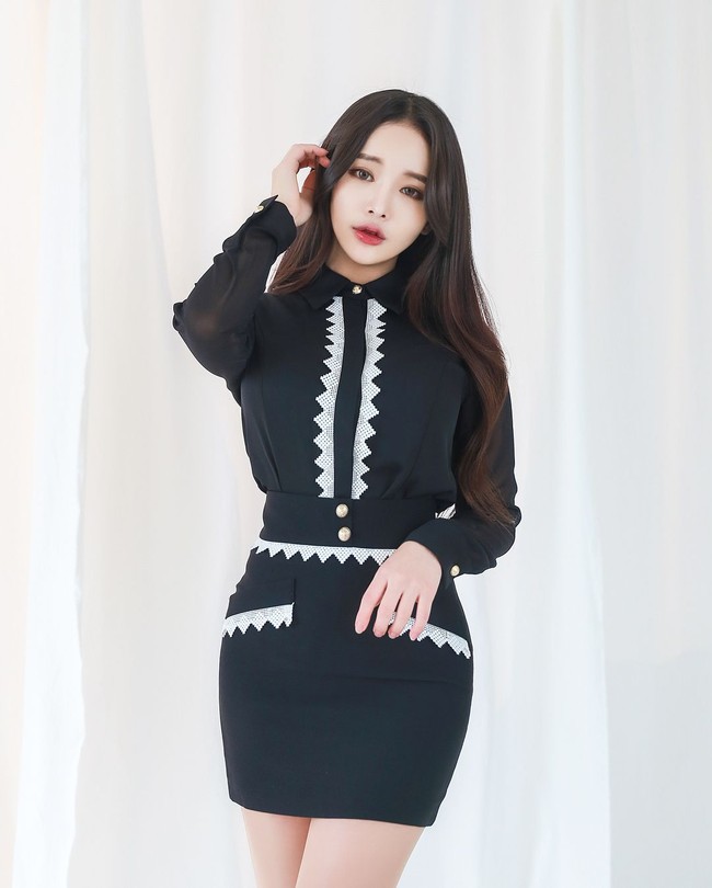 Ji Sung kerap kali didapuk jadi model barang-barang fashion seperti pakaian. Foto: Instagram @jeee622