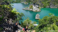 Mereka berkunjung ke berbagai tempat. Tak takut panas dan rintangan! (Shinta/detikTravel)