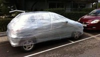 Ini mobil atau mummy ya? Kok dibungkus plastik. Foto: Turbo ROTFL