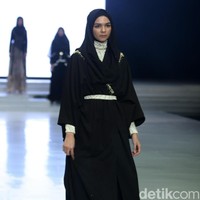 Fashion Show koleksi busana muslim terbaru Zaskia Sungkar yang mengangkat tema Gemintang di Indonesia Fashion Week 2018,Jakarta Convention Center, Jakarta, Sabtu [31/3/2018]. [Foto: Mohammad Abduh/Wolipop]
