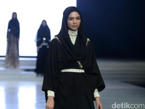 Foto: Serba Gelap, 12 Busana Muslim Karya Terbaru Zaskia Sungkar