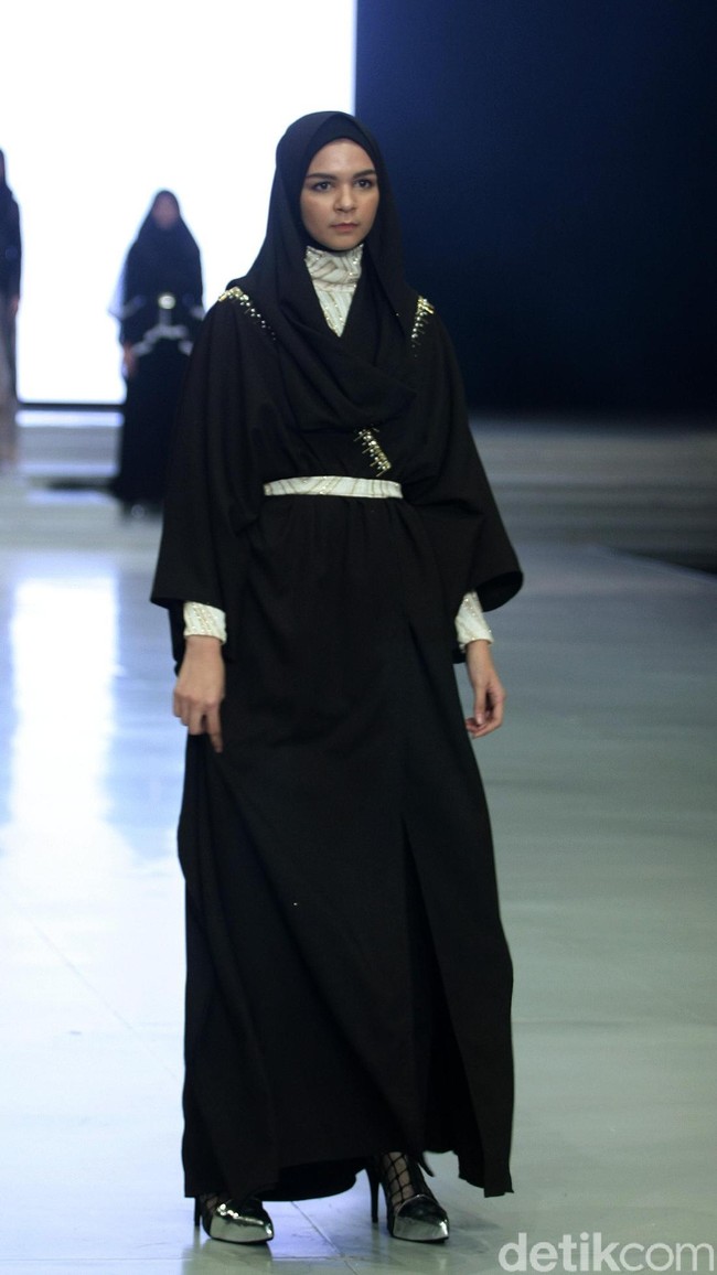 Fashion Show koleksi busana muslim terbaru Zaskia Sungkar yang mengangkat tema Gemintang di Indonesia Fashion Week 2018,Jakarta Convention Center, Jakarta, Sabtu [31/3/2018]. [Foto: Mohammad Abduh/Wolipop]