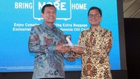 Sesuai dengan tema Bring More Home, nasabah dapat membawa lebih banyak barang dan cinderamata tanpa harus khawatir membayar biaya kelebihan berat pada bagasi. Foto: dok. Garuda Indonesia