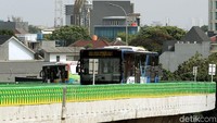 Hal tersebut lantaran banyak warga terbantu oleh hadirnya jalan layang khusus TransJakarta itu.