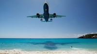 Posisi sembilan Bandara Internasional Princess Juliana, Perancis/Belanda Karibia. Inilah bandara yang cantik juga mengerikan saat ada pesawat melewati turis yang sedang berjemur di pantai (CNN Travel)