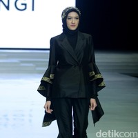 Rancangan busana muslim terbaru Dian Pelangi bertema Andewi di Indonesia Fashion Week 2018, Jakarta Convetion Center, Jakarta, Sabtu [31/3/2018]. [Foto: Mohammad Abduh/Wolipop]