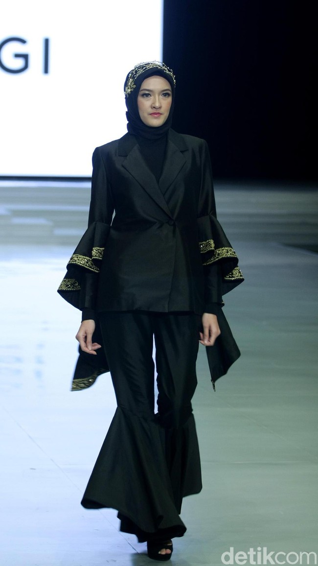 Rancangan busana muslim terbaru Dian Pelangi bertema Andewi di Indonesia Fashion Week 2018, Jakarta Convetion Center, Jakarta, Sabtu [31/3/2018]. [Foto: Mohammad Abduh/Wolipop]