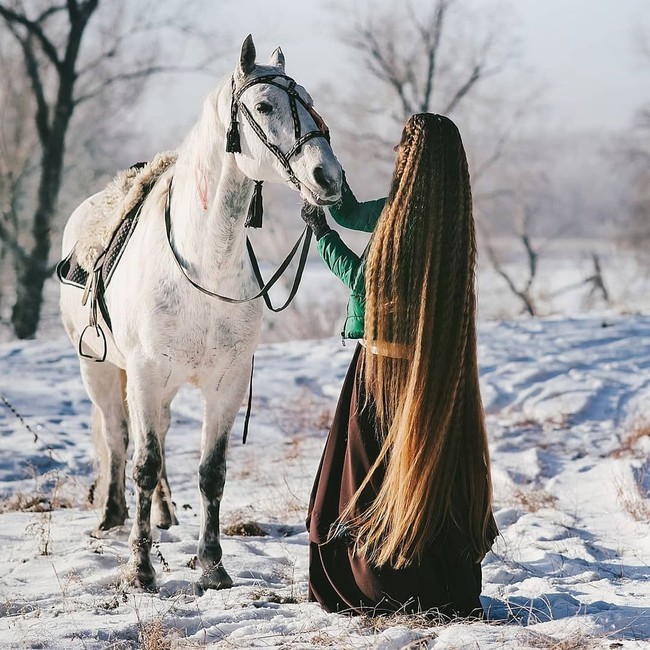 Berfoto dengan kuda, Dashik benar-benar terlihat seperti seorang putri. Foto: Instagram/@dashik_gubanova